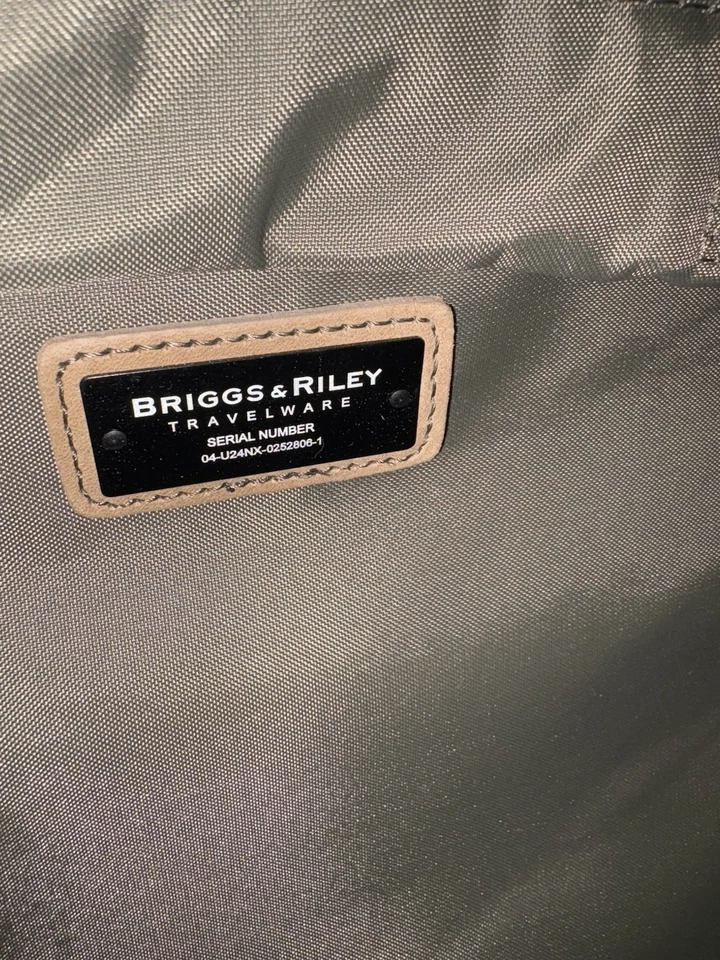 Mala Briggs & Riley 26” expansível 2 rodas Olive Baseline nylon 04-U24NX - Imagem 3 de 4