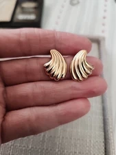 Vintage 14K Yellow Gold Wavy Shell Earrings 1.2gr