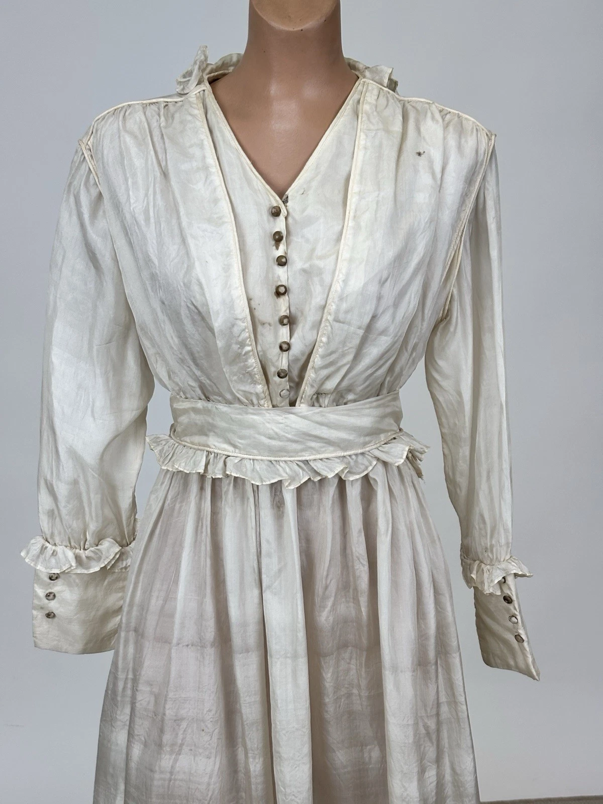 OFF WHITE Antico abito da giorno edoardiano anni '10 in seta bianco sporco orlo con volant manica lunga COSÌ COM'È