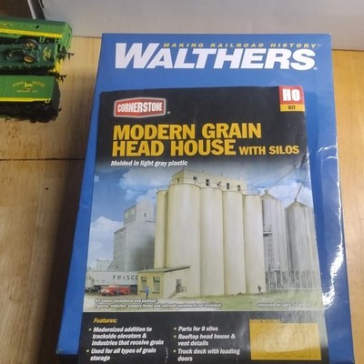Walthers Cornerstone HO Scale 1:87 Modern Grain Head House w/ Silos Kit Gray