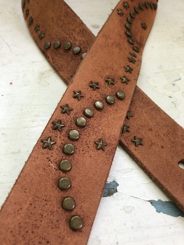 GUESS Brown Leather Studded Boho Belt Sz 34 Stars Circles 1.5" W Brass Buckle - Foto 5 di 11