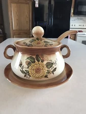 Vintage 1978 Byron Molds Ceramic Soup Tureen/Lid /Ladle & Plate 3qt 4 Piece Set