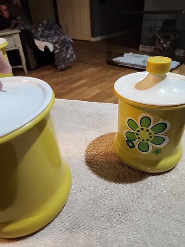 Vintage 1960s Kromex Aluminum Canister Set of 3 Yellow Mod Flower Power Design - Picture 9 of 15