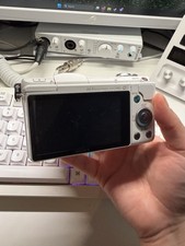 Sony A5100 mirrorless bianco con obiettivo messa a fuoco manuale TTArtisan 20 mm F2