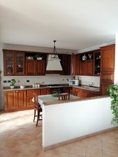 Cucina angolare in legno usata ma in buono stato completa di elettrodomestici