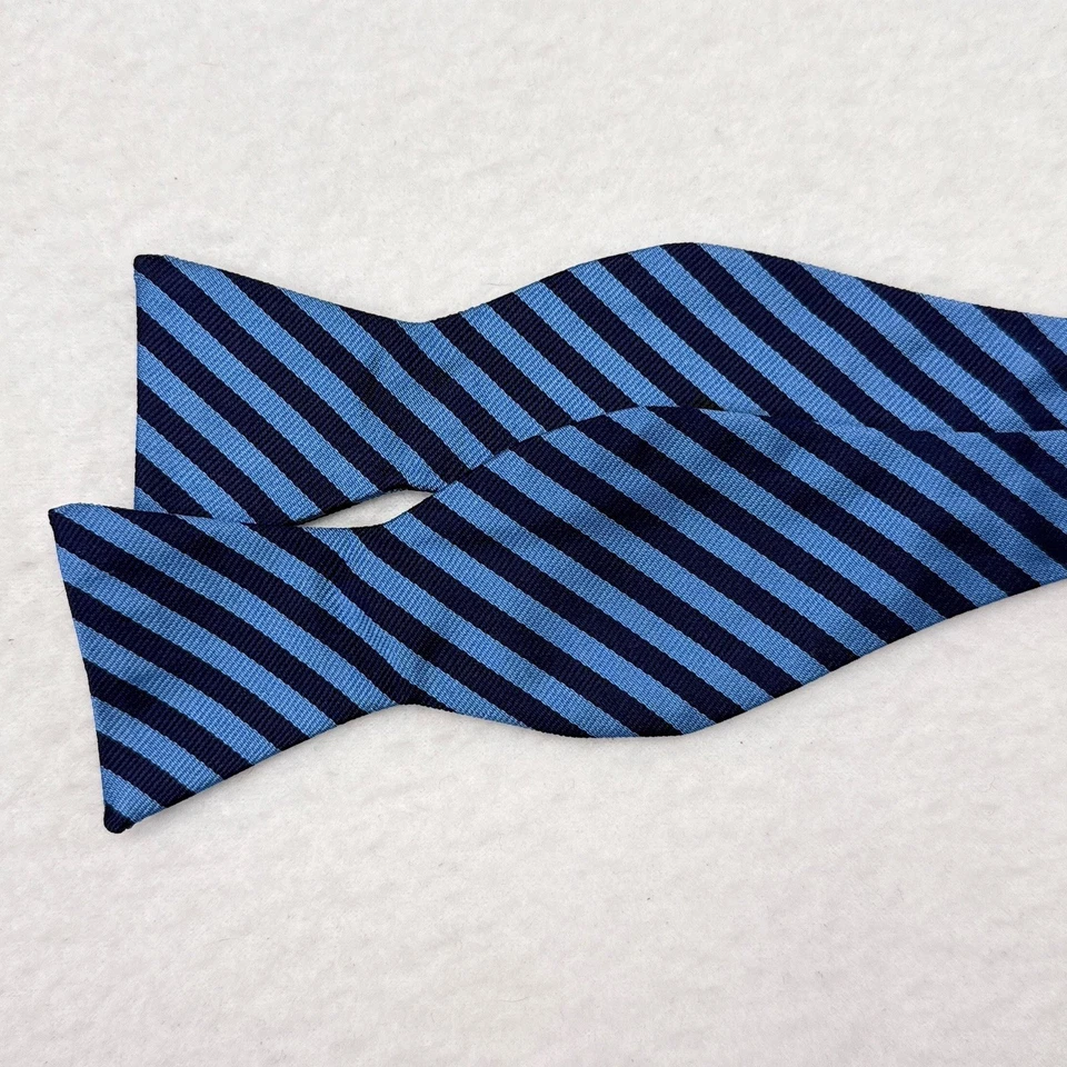 Gravata borboleta Brooks Brothers listrada azul 100% seda carreira feita à mão - Imagem 2 de 4