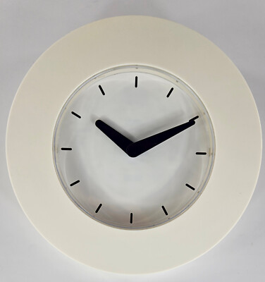 IKEA ''KVARTA'' Wanduhr konisch geformte Design-Uhr in weiß mit 23 cm Durchmesser