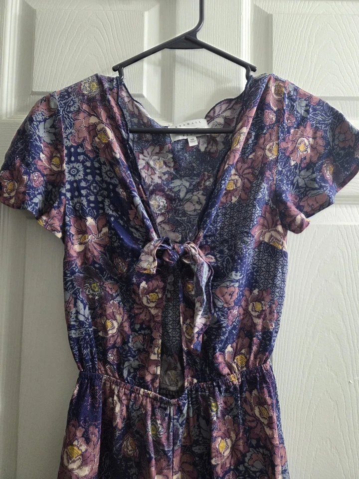 Pantalones Cortos Kendall & Kylie Corte Mameluco Azul Púrpura XS Corbata Cuello en V Festoneado Floral Foto 4 de 4