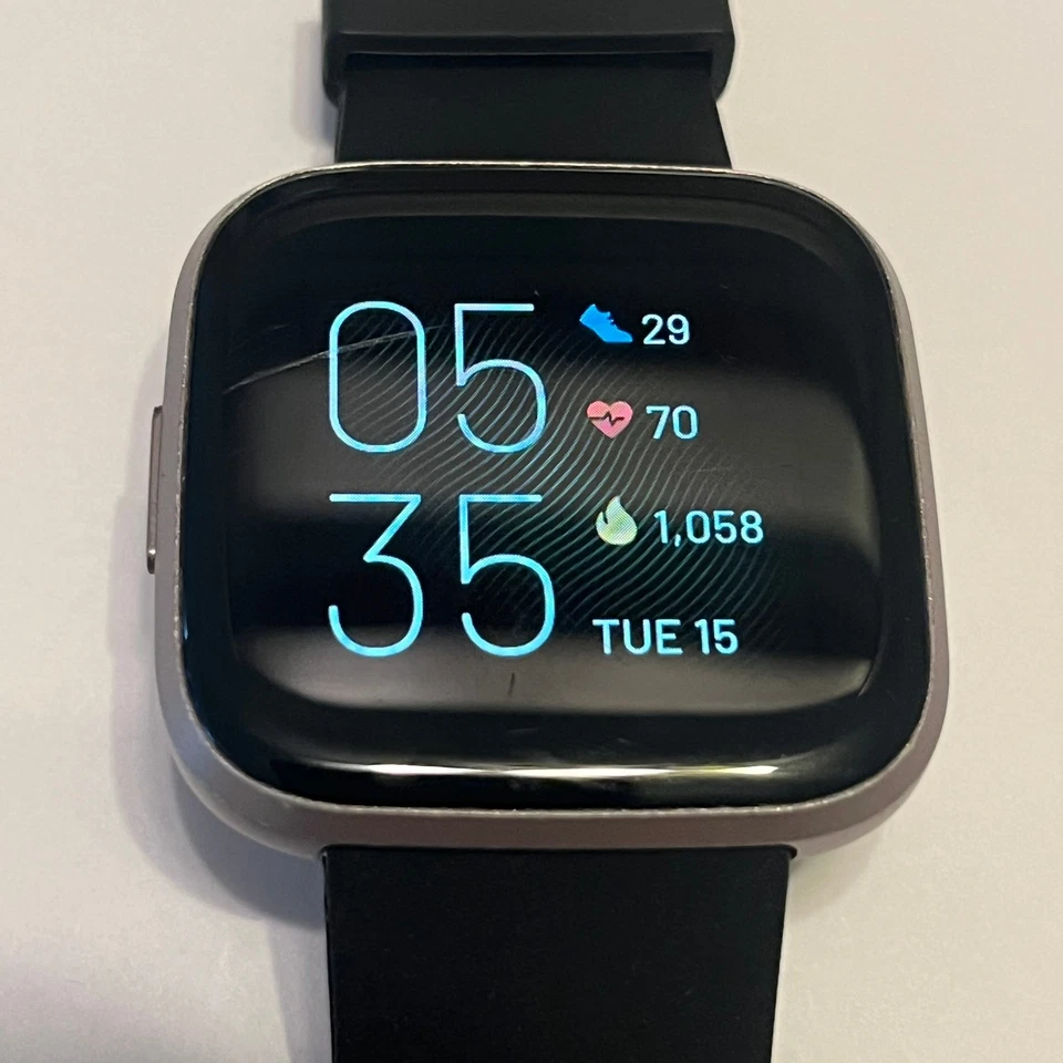 Smartwatch Fitbit Versa 2 - Saúde e fitness corpo grafite / pulseira preta FB507 - Imagem 2 de 4