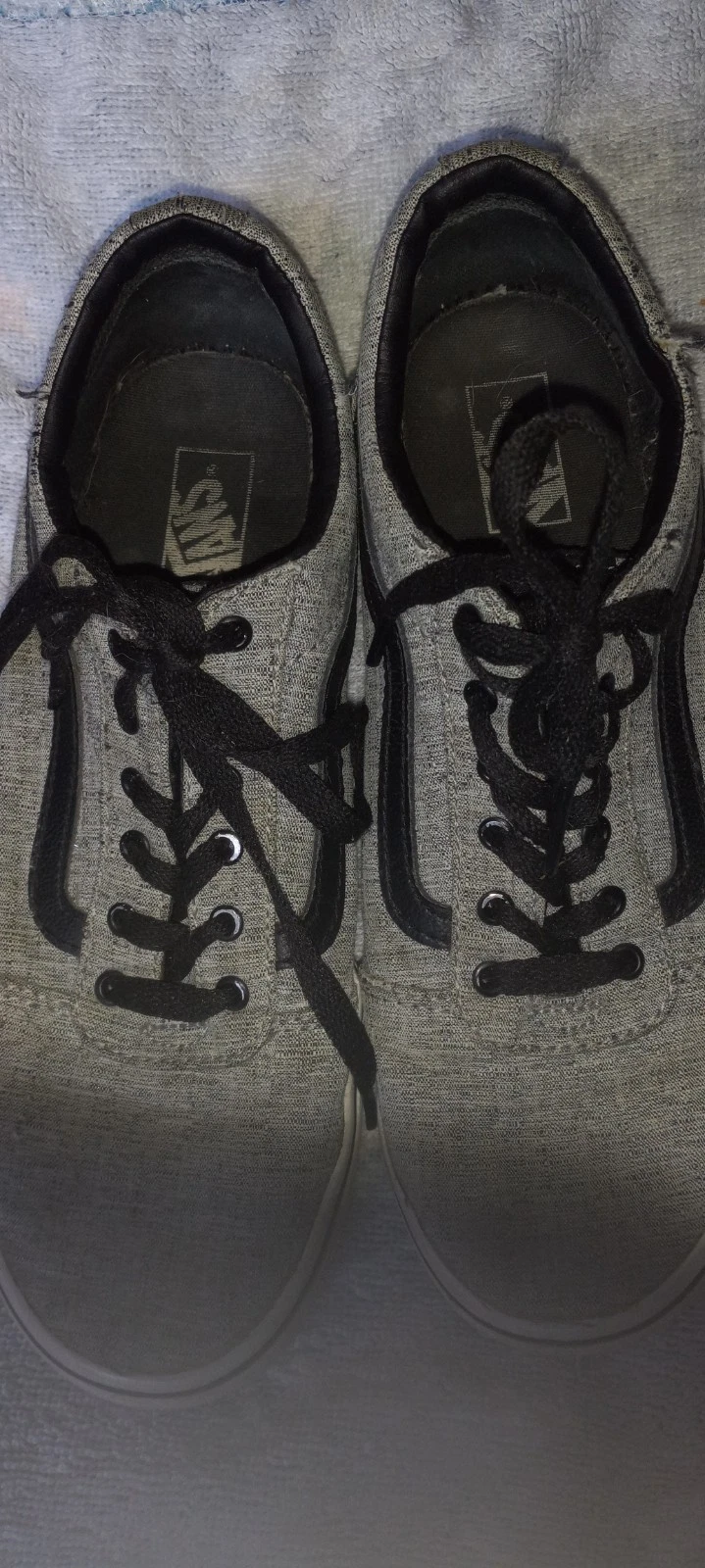 Sneakers stringate in tela Vans con suola in gomma grigio e nero fuori muro Youth6