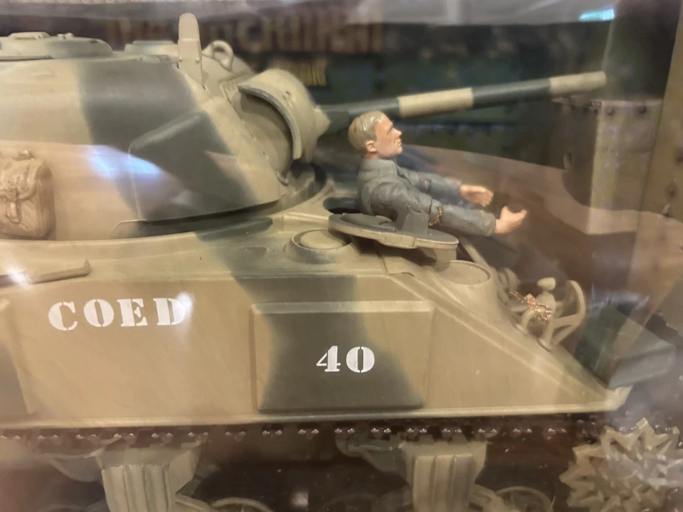 Ultimate Soldier 1:18 U.S. M4 Sherman w/Driver USMC "Coed" Iwo Jima, No. 10121 - Image 4 of 4