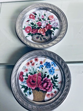 2 ältere Kaiser Porzellan Untersetzer Teller Metallmontur Blumen Ø 10cm