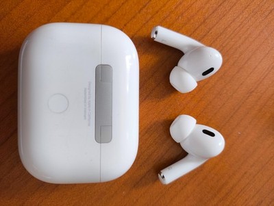 Airpods pro 2 Model a2968 USB C MagSafe case. leichte Kratzen, 100% funktioniert