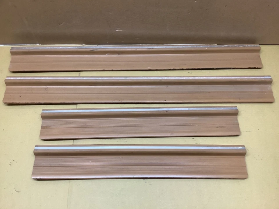 80-85 Mercedes Benz 300D 4 puertas umbral basculante panel de ajuste conjunto Palomino sólido limpio Foto 2 de 3