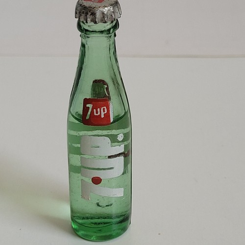 Botella de refresco miniatura 7up años 50 ¡Excelente estado ver descripción! - Imagen 7 de 8
