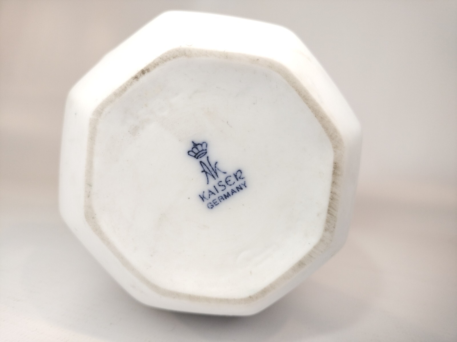 VINTAGE KAISER WHITE BISQUE PORCELAIN VASE KAISER W. GERMANY Seashell's