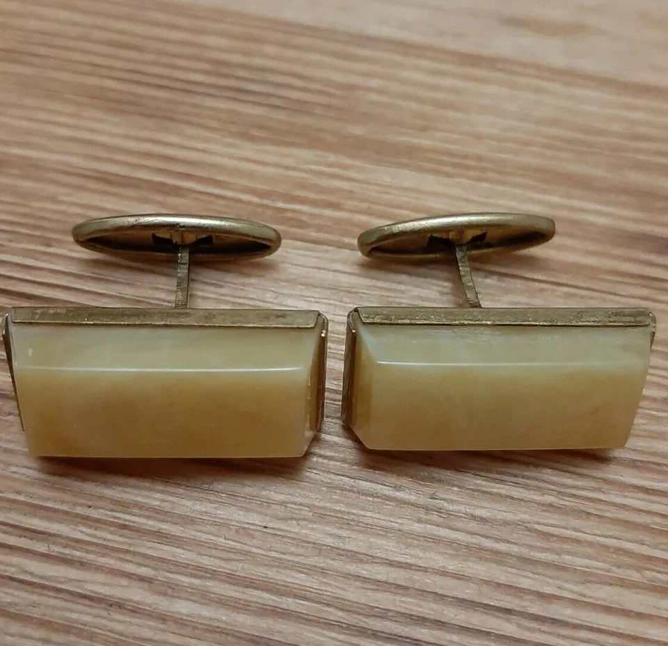 Gemelos antiguos vintage de ámbar y latón de la Unión Soviética de los años 70 para camisa. Foto 2 de 4