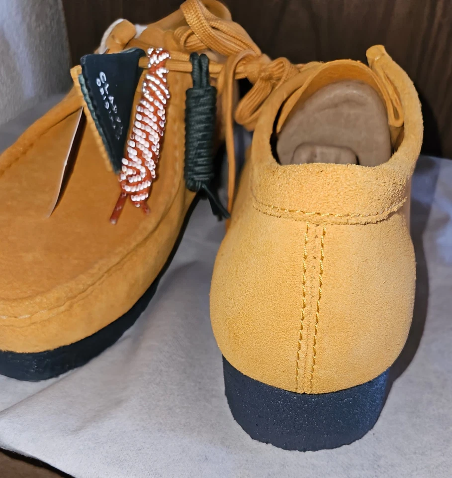 Botas Desert para Hombre Clarks WALLABEES Cúrcuma Talla 11M Foto 3 de 4