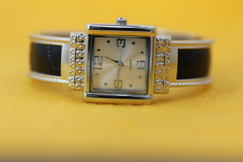 Working Condition Ladies Fun Fashion Silver Tone Quartz Bangle Wrist Watch - Picture 2 of 7