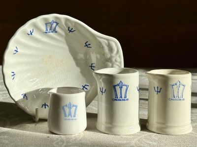 Vintage kleine Milchkännchen Krüge Restaurant Geschirr. Dreizack Logo. Cruise Line? 