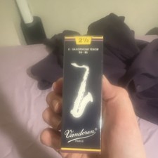 Vandoren Tenor Saxophone Reeds 2.5 Strength B...