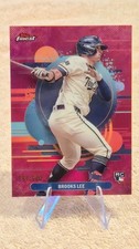 2025 TOPPS FINEST BROOKS LEE MAGENTA REFRACTOR /300 UNCOMMON ROOKIE RC
