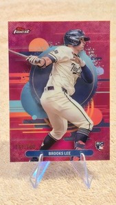 2025 TOPPS FINEST BROOKS LEE MAGENTA REFRACTOR /300 UNCOMMON ROOKIE RC