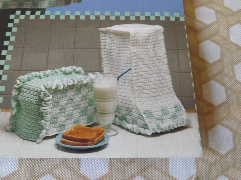 The Needlecraft Shop CROCHET CUADROS COCINA cubierta tostadora, almohadillas calientes, delantal ++ Foto 3 de 4