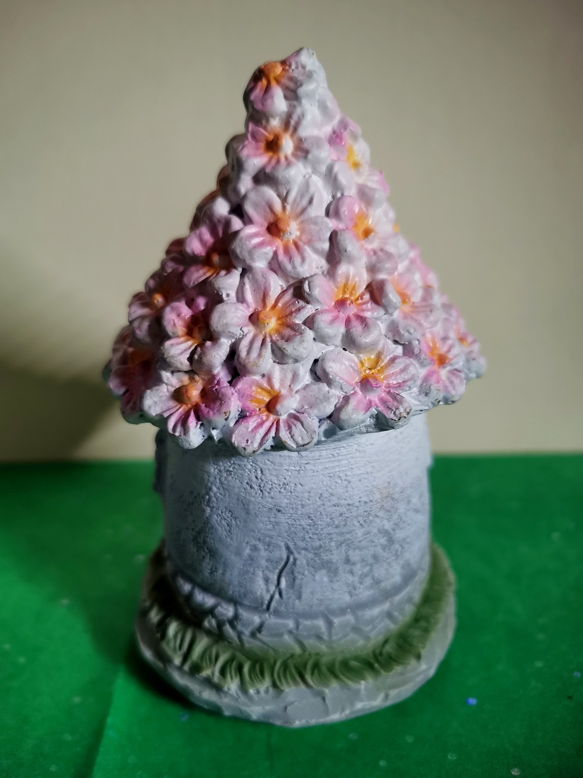 Fairy Garden Stone & Pink Flowers House Resin Figurine 4.5" w/ 2 Accessories 