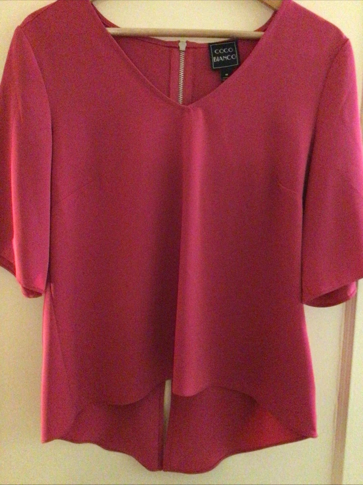 Blusa pulóver rosa manga corta Coco Bianca para mujer talla mediana cuello en V Foto 2 de 4