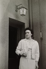 Regis-Breitingen elegante junge Frau steht unter einer Laterne vor Haustür Foto