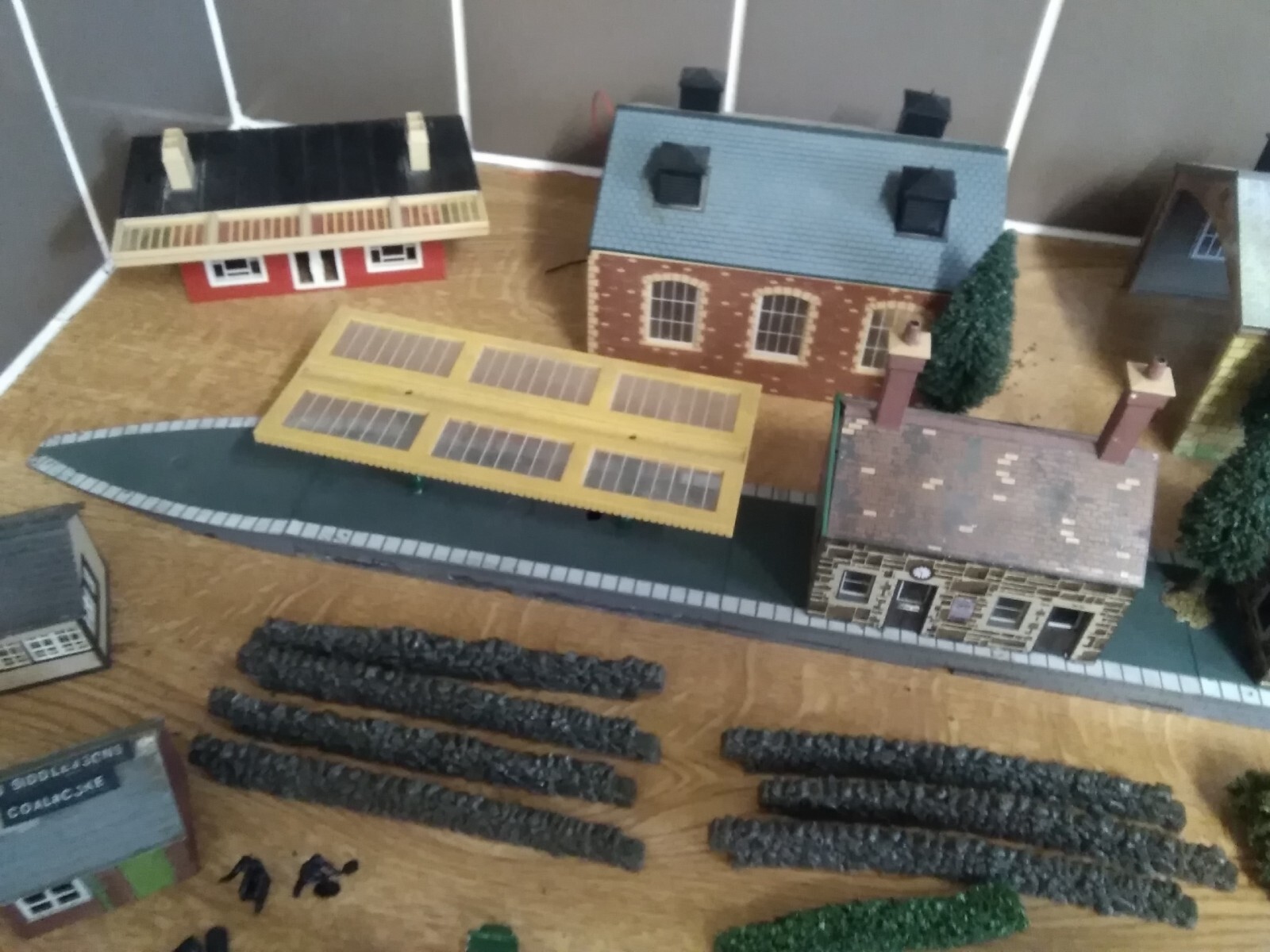 oo Gauge Job Lot Of hornby Railway Buildings, Platforms & Accessories