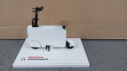 Neues Honda Motocompacto Mini Druckgussmodell - Kunststoffvitrine ist gesprungen