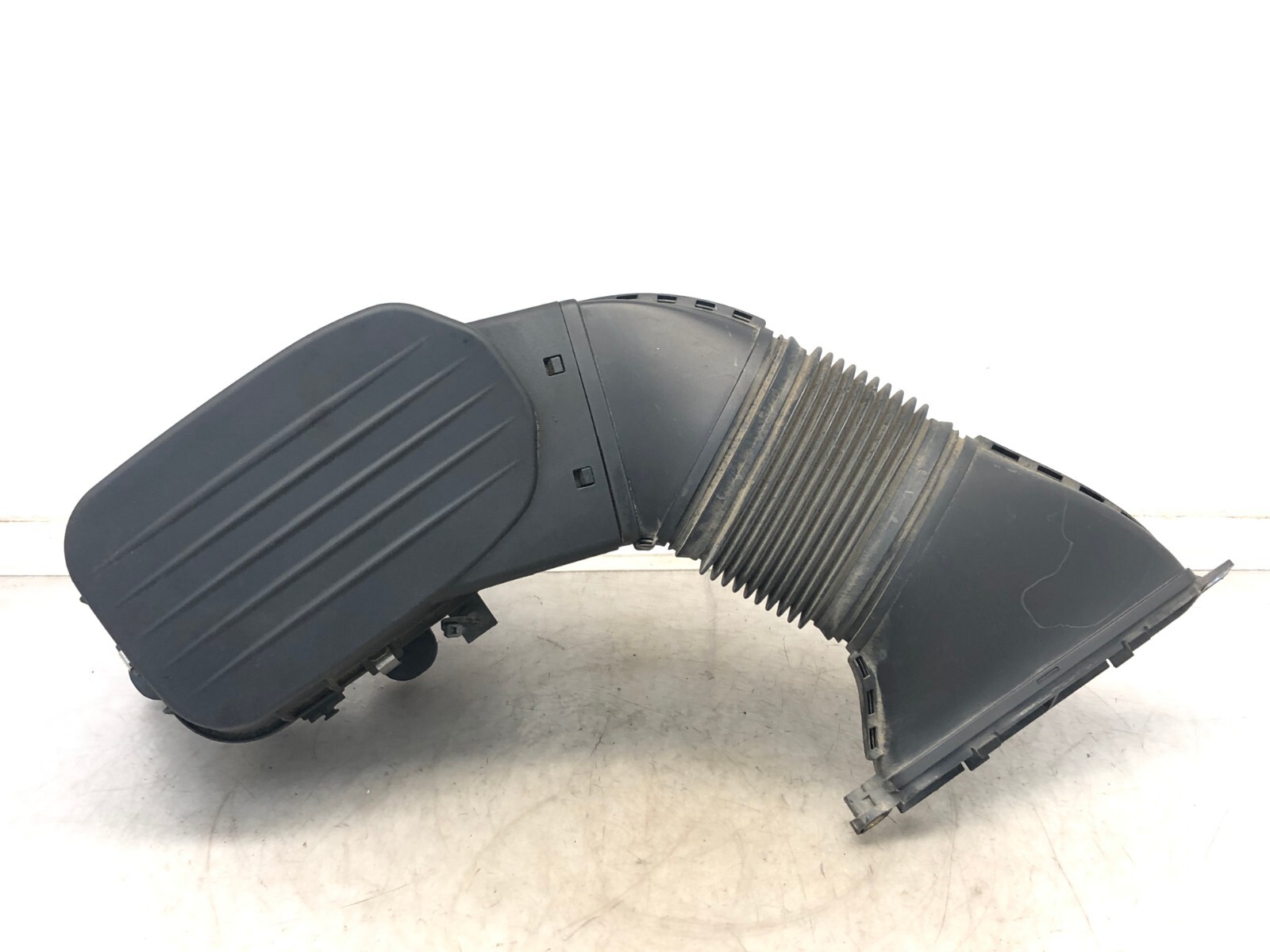 2017-2020 MASERATI LEVANTE RIGHT PASSENGER FRONT AIR CLEANER FILTER HOUSING OEM