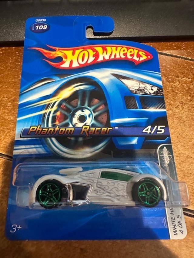 2005 Hot Wheels White Heat Phantom Racer #109