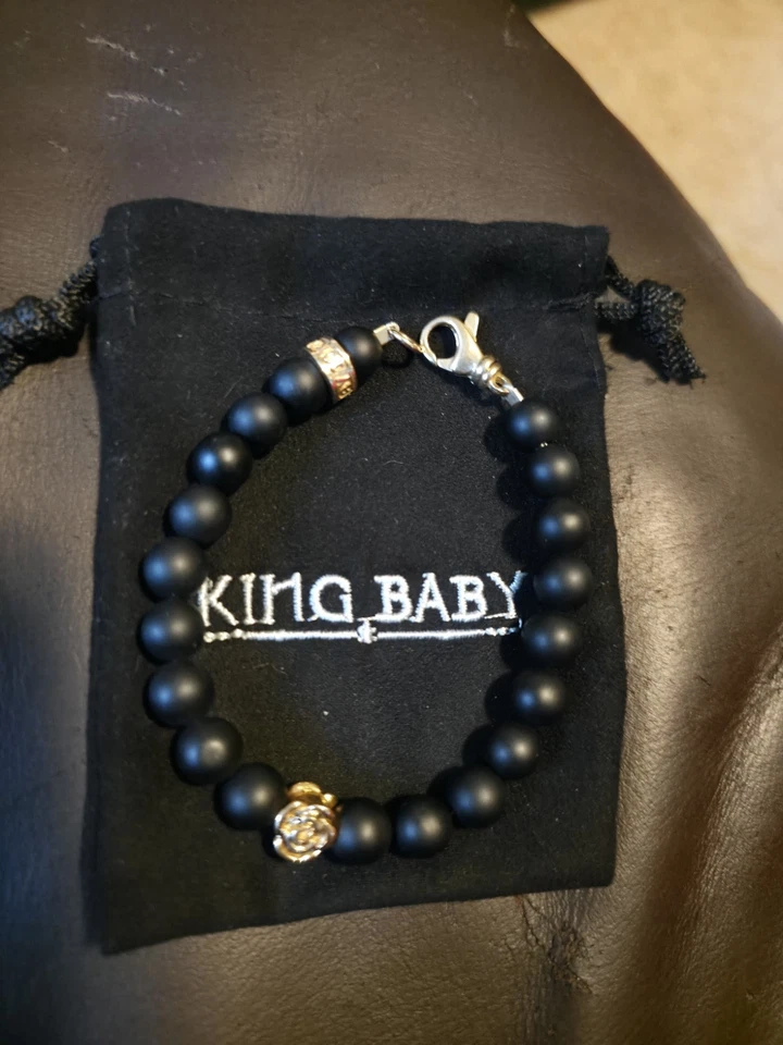 Brazalete de cuentas de ónix mate de 8 mm con anillo con logotipo de rosa de oro de 10 quilates y cierre de langosta  Foto 2 de 3