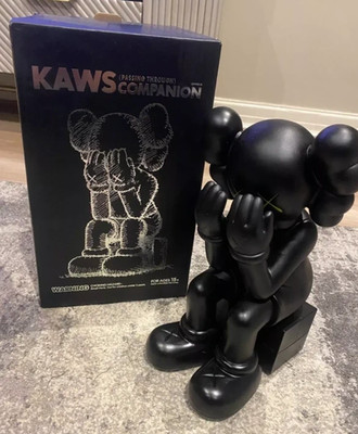 Kaws Companion Passing Through sitzende schwarze Figur - 30 cm - brandneu
