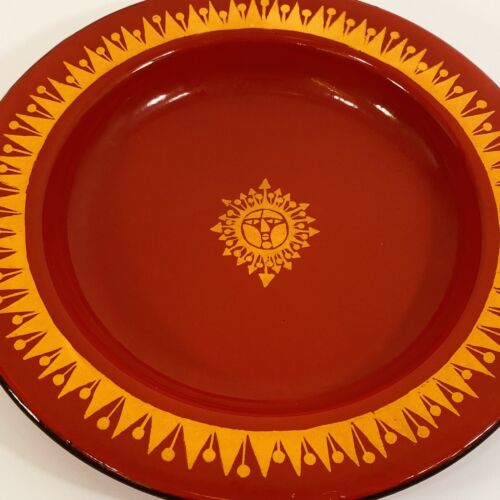 Plato de cena redondo MCM de metal esmaltado de 9,5" rojo con brújula de sol naranja detalle de viento - Imagen 4 de 8