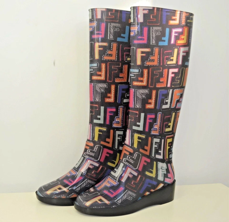 Nuevas Botas de Lluvia Para Mujer FENDI Multicolor Monograma Logo 35 4.5 3 Wellingtons Negras Foto 2 de 4