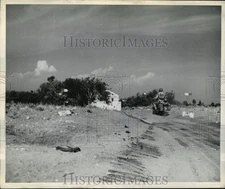 1943 Press Photo an Allied courier speeds down a road to Salerno, Italy