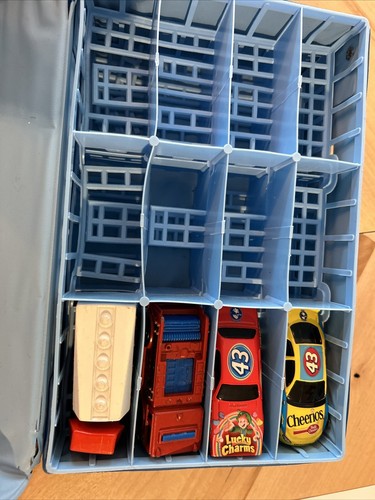 Vintage Matchbox Blue Carry Case 1976 (4 CARS INCLUDED) - Picture 5 of 11