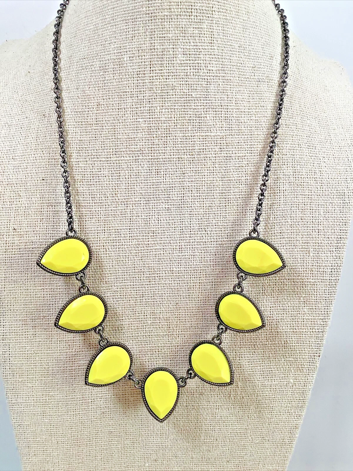 VETEMENTS Collana Charlie Gun metallo giallo sfaccettato perline dichiarazione 21"