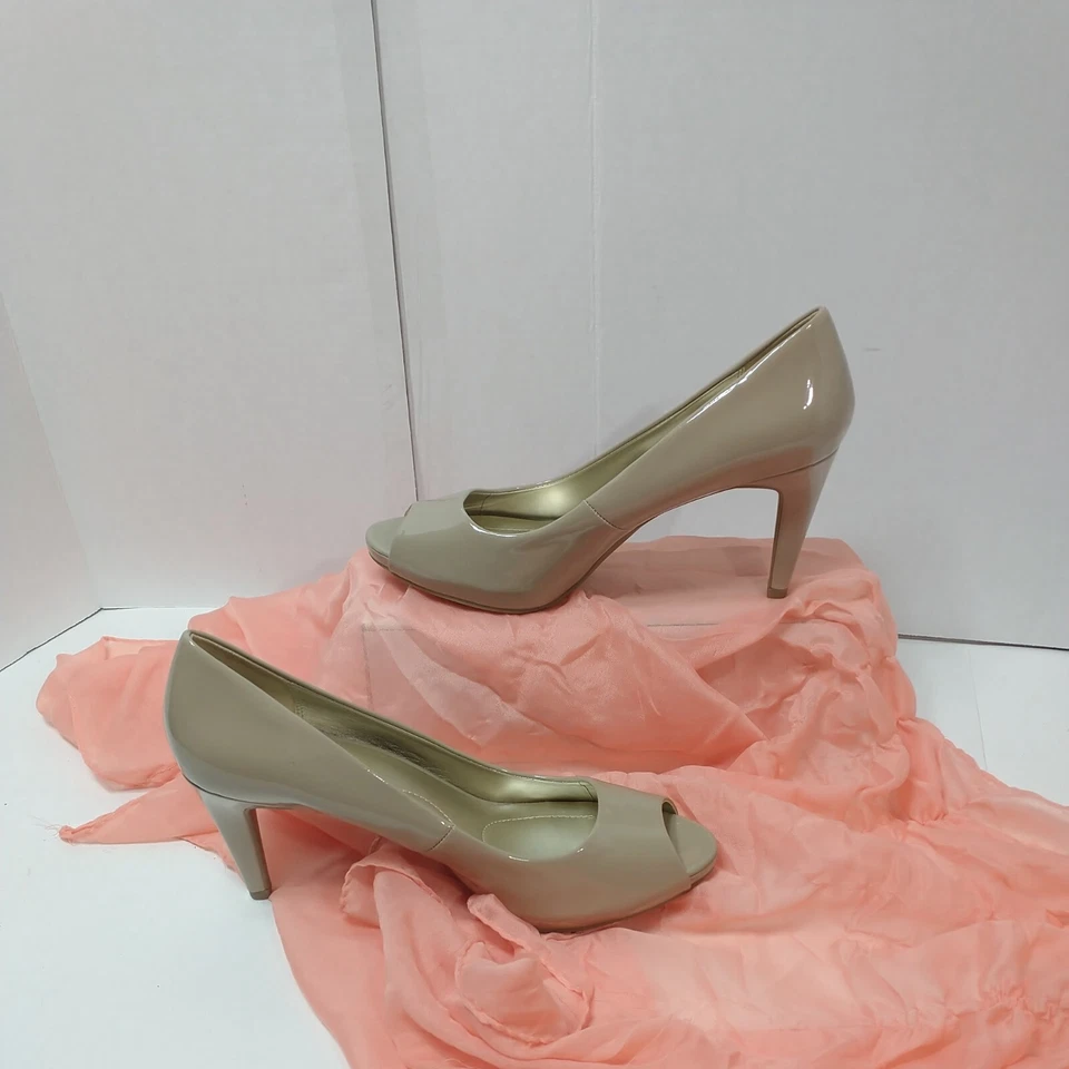 Zapatos de salón clásicos Bandolino para mujer talla 11M Rainaa Peep Toe, tostados,  Foto 2 de 4