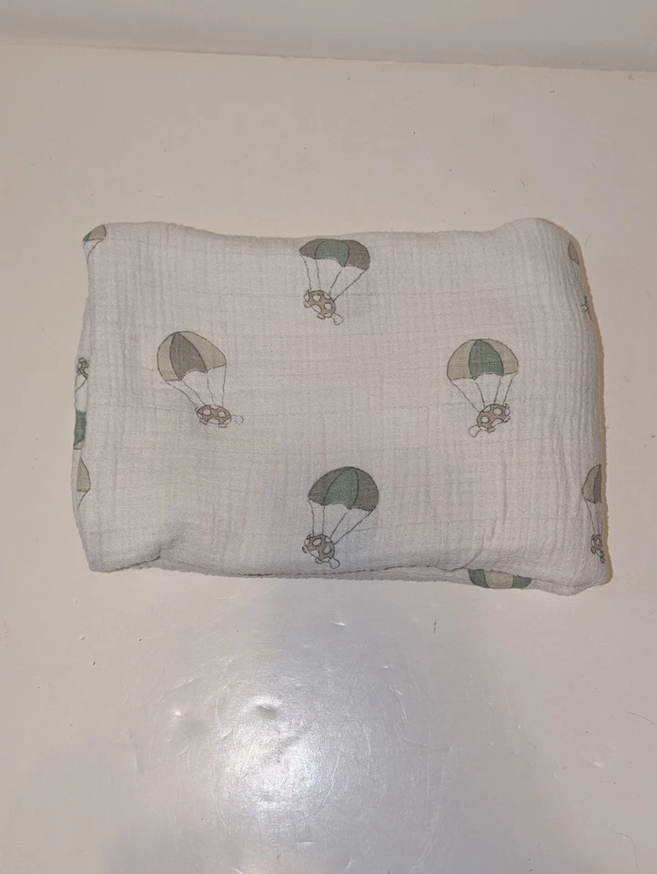 Manta Bebé Adén + Anais Paracaidismo Tortuga Verde Blanco Gris Muselina Foto 2 de 4