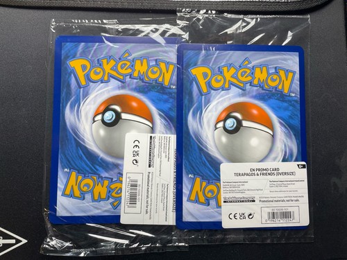 Pokemon – Terapagos & Friends – Tarjeta Jumbo – Promoción De Papel De Aluminio – Tamaño Grande – Con El Capitán Pikachu
