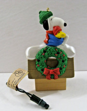 Snoopy on Doghouse Hallmark Keepsake Ornament 1992 PEANUTS Lights Blink Working
