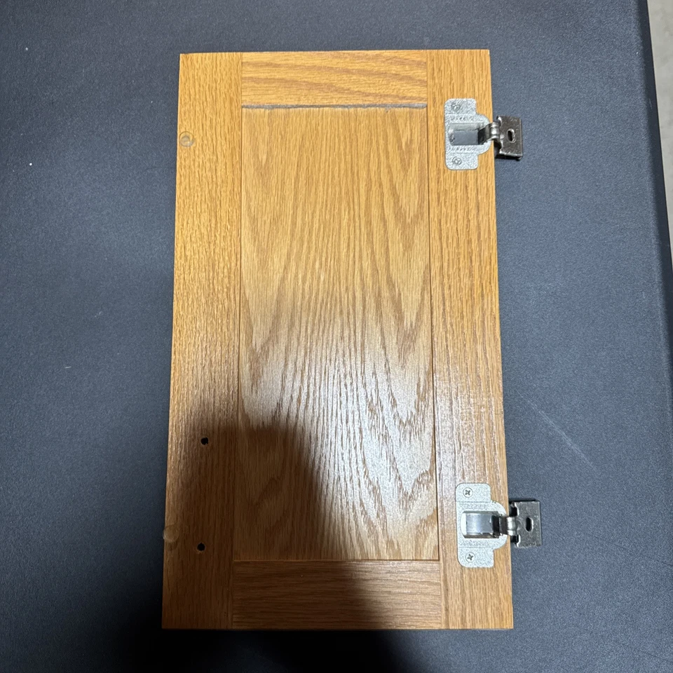 Mueble de cocina elevado roble acabado puerta roble miel usado 18” X 10” con bisagras Foto 3 de 3