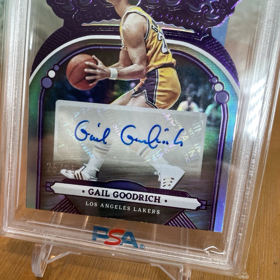 2022-23 Panini Crown Royale - Corona Autógrafos Gail Goodrich #CA-GGR Púrpura/25 Foto 2 de 3