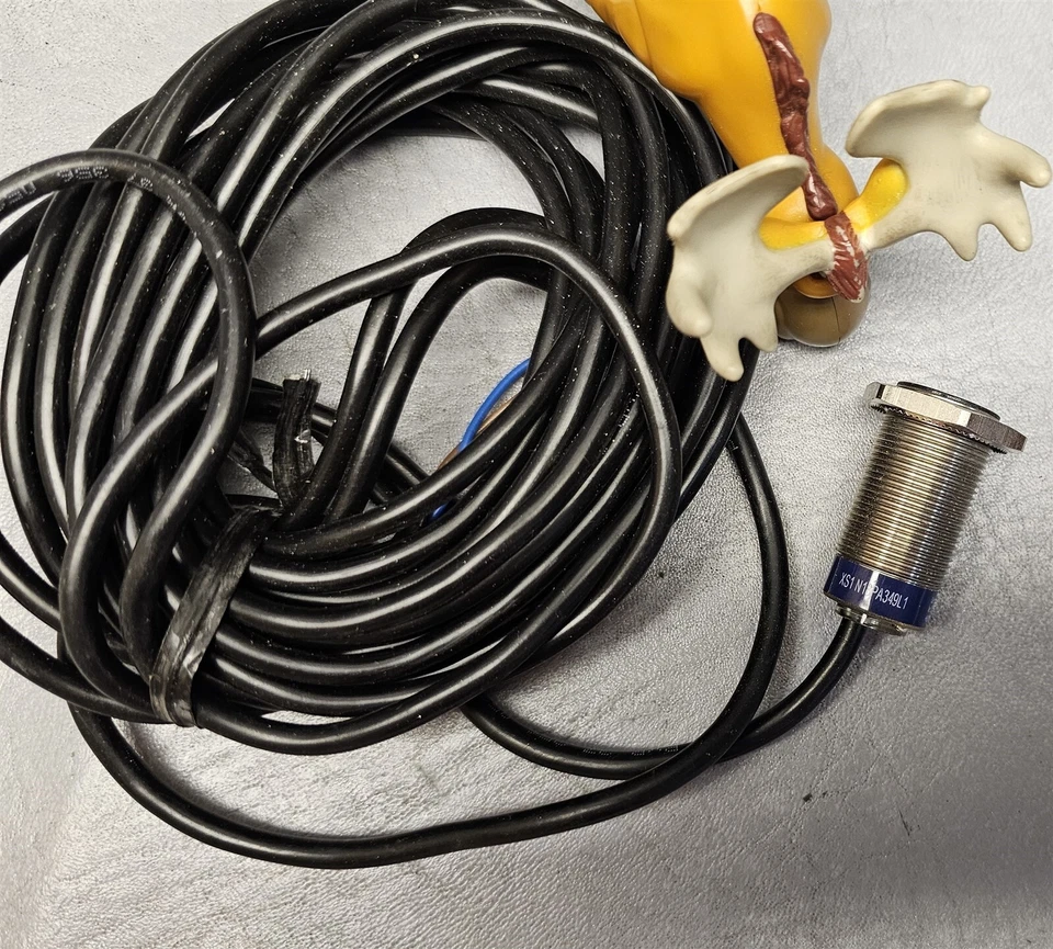 Telemecanique XS1N18PA349L1 Proximity Sensor 24 VDC Load BK/BU Lot of 5 - Image 4 of 4