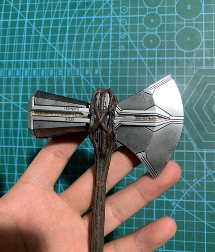 Hottoys HT MMS557 1/6 Scale Thor 8.0 Glow Axe Figure LED Light Up Stormbreaker - Picture 4 of 6
